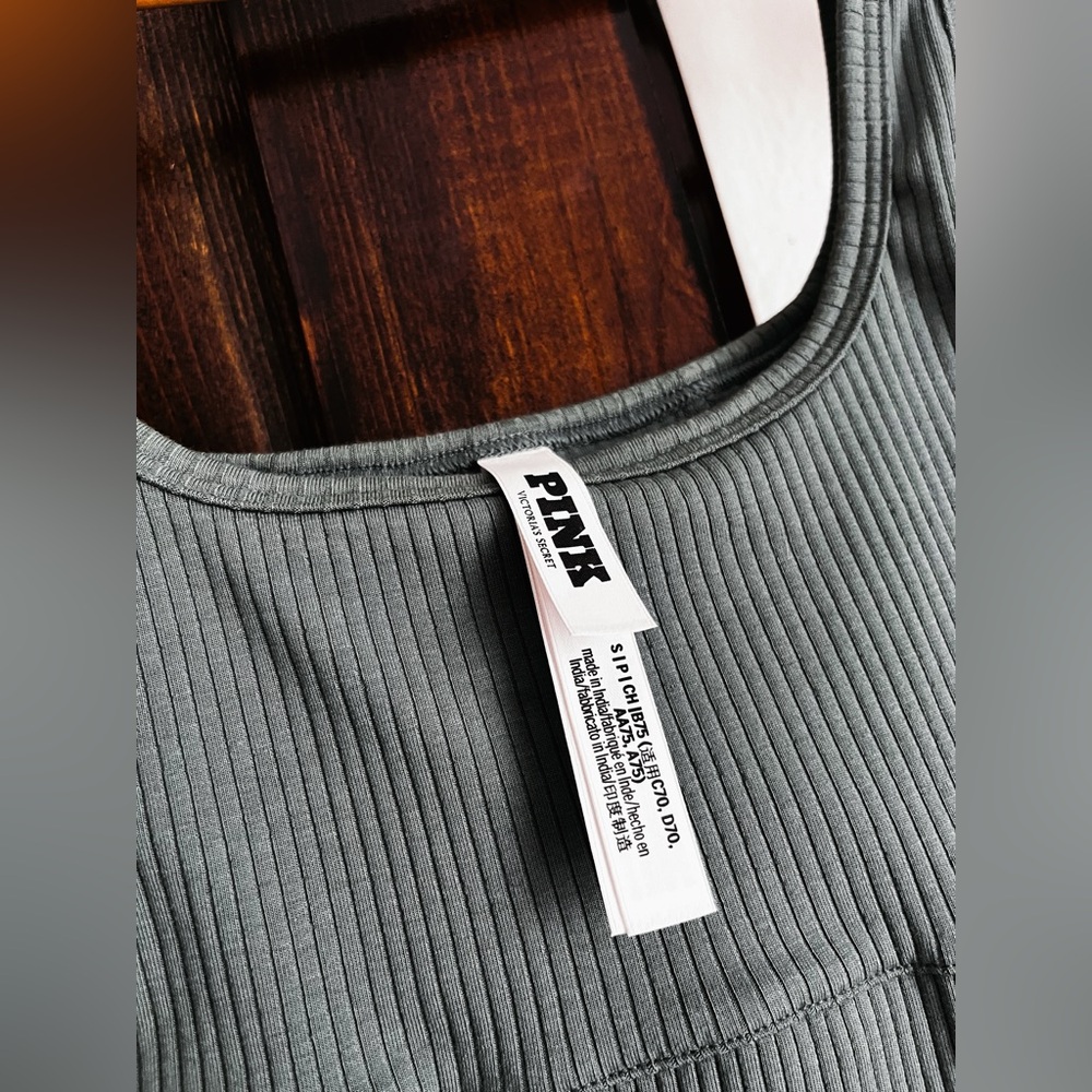 Sleek Gray Ribbed Tank Top - Picture 3 of 3